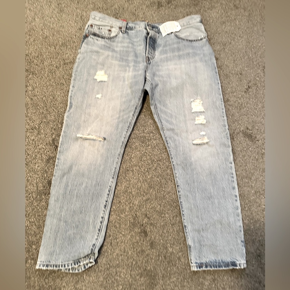 Levi’s BRAND NEW WITH TAGS straight leg light distressed jeans
